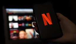 TikTok再添新對手！Netflix推出“Fast Laughs”搞笑短視頻頻道